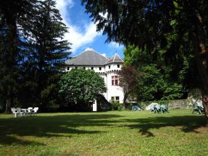 Serrières-en-ChautagneにあるCastle in Serri res en Chautagne with terraceの大白屋敷