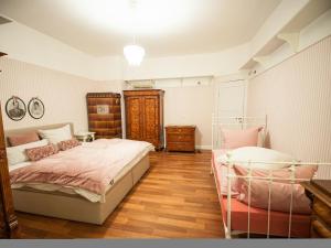 Gernrode - HarzにあるApartment in Quedlinburgのベッドルーム1室(ベッド2台付)が備わります。