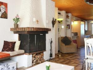 ヴィンターベルクにあるHoliday home in Winterberg Gr nebach with terraceのリビングルーム(暖炉、ソファ付)