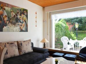 ヴィンターベルクにあるHoliday home in Winterberg Gr nebach with terraceのリビングルーム(ソファ付)