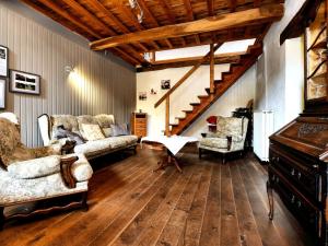Area soggiorno di Holiday Home in Rendeux near Nature Trails