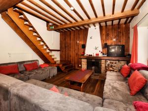 Area soggiorno di Holiday Home in Rendeux near Nature Trails