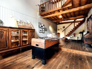 Area soggiorno di Holiday Home in Rendeux near Nature Trails