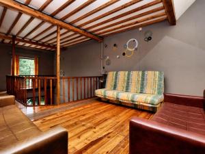 Area soggiorno di Holiday Home in Rendeux near Nature Trails