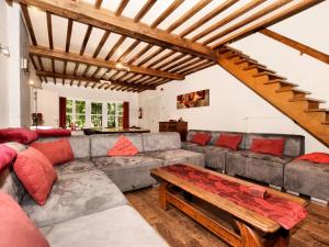 uma sala de estar com um sofá e uma mesa em Holiday Home near the forest em Rendeux
