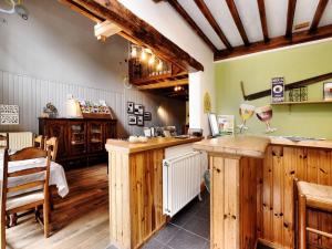 Cucina o angolo cottura di Holiday Home in Rendeux near Nature Trails