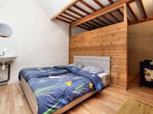 una camera da letto con un letto con una parete in legno di Holiday Home in Rendeux near Nature Trails a Rendeux