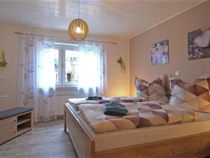 梅德巴赫的住宿－Flat in Medebach near the ski area，一间卧室设有一张大床和一个窗户。