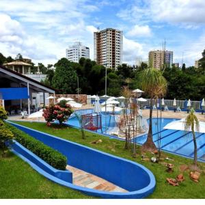 a large swimming pool with a blue at Thermas Rio Caldas in Caldas Novas
