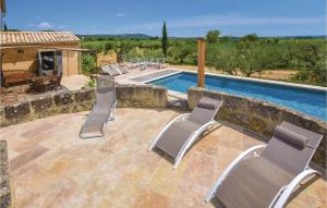 Saint-Hilaire-dʼOzilhanにあるAmazing Home In Saint Hilaire Dozilha With 4 Bedrooms, Private Swimming Pool And Outdoor Swimming Poolの椅子、スイミングプール