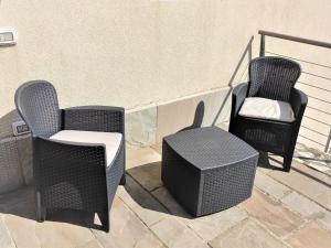 2 chaises en osier et une table sur un balcon dans l'établissement Belvilla by OYO Vista Gentile, à Magliolo