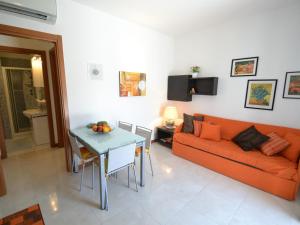ein Wohnzimmer mit einem Sofa und einem Tisch in der Unterkunft Belvilla by OYO Vista Gentile in Magliolo