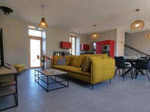 een woonkamer met een gele bank en een tafel bij Gîte Vielprat, 1 pièce, 4 personnes - FR-1-582-337 in Vielprat