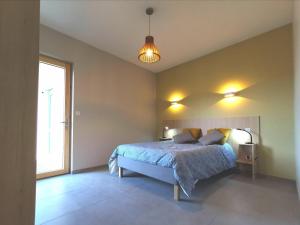 um quarto com uma cama e uma grande janela em Gîte Vielprat, 1 pièce, 4 personnes - FR-1-582-337 em Vielprat