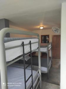 Pokój z 2 łóżkami piętrowymi w pokoju w obiekcie Casa completa SAME Casa Blanca w mieście Same