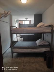 Łóżko lub łóżka piętrowe w pokoju w obiekcie Casa completa SAME Casa Blanca
