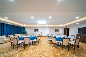 una sala de conferencias con mesas y sillas azules en Khách sạn Thái Bình Dream, en Thái Bình