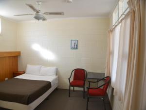 Glossop Motel客房内的一张或多张床位
