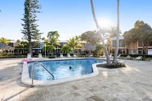 ein Pool in einem Resort mit einer Person darin in der Unterkunft Kawama Yacht Club A4 in Key Largo