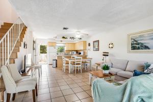 uma sala de estar com um sofá e uma mesa em Kawama Yacht Club A4 em Key Largo