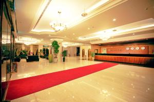 un vestíbulo con una alfombra roja en el suelo en Yaling Hotel, en Magong