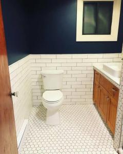 ein Badezimmer mit einem weißen WC und einem Waschbecken in der Unterkunft Knotty Pine Lodge in Golden