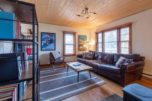 ein Wohnzimmer mit einem Sofa und einem Tisch in der Unterkunft Knotty Pine Lodge in Golden