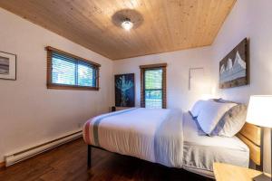 Gallery image of Knotty Pine Lodge in Golden