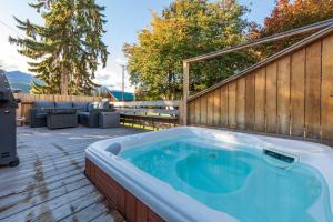 Басейн в Knotty Pine Lodge або поблизу