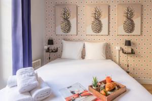 Pokój hotelowy z łóżkiem z tacą owoców w obiekcie Apartments WS Opéra - Galeries Lafayette w Paryżu