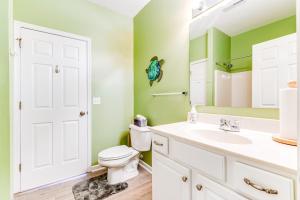 Ванная комната в Villas at Bay Crossing - 34670 Villa Circle Unit #2304 +16 фотографий