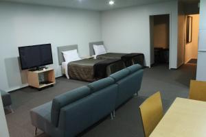 TV a/nebo společenská místnost v ubytování Edgewater Motor Lodge