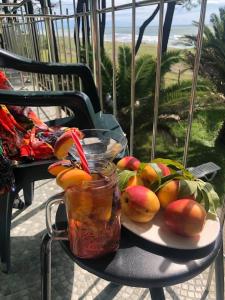 夏克班提維的住宿－Shekvetili Green House，一张桌子,上面放着一盘水果和一杯饮料