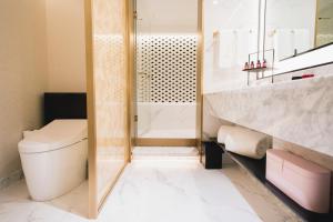 een badkamer met een toilet en een douche bij Fauchon Hotel Kyoto - A MEMBER OF THE LEADING HOTELS OF THE WORLD in Kyoto
