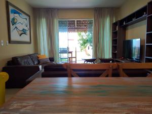 sala de estar con sofá y mesa en Casa completa pé na areia en Maragogi