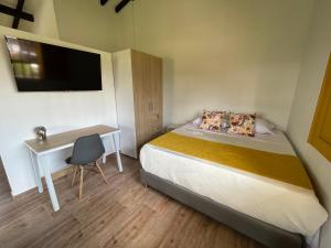 Łóżko lub łóżka w pokoju w obiekcie Palmar de Jericó Suites