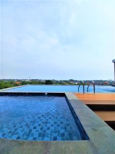 Bazén v ubytování Front One King Hotel Tuban nebo v jeho okolí