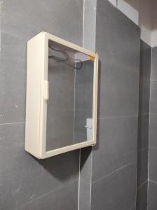 プネにある2BHK Service Apartment 204 Susのバスルーム(石鹸ディスペンサー付) +59枚の写真