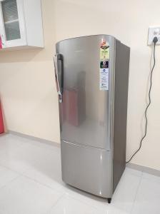 プネにある2BHK Service Apartment 204 Susのステンレス製の冷蔵庫(キッチン内)