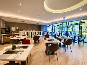 a restaurant with tables and chairs and windows at Sonnien Hotel in Taipei