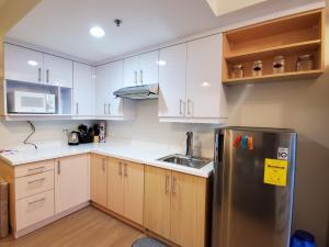 A kitchen or kitchenette at Cozy Condo at Pine Suites Tagaytay with WIFI Netflix & Pool