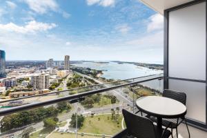 een balkon met uitzicht op de oceaan in een gebouw bij Meriton Suites Southport in Gold Coast