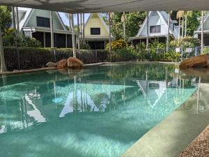 耐莉湾Canopy 5 Chalet的部分房屋前方设有蓝色海水游泳池