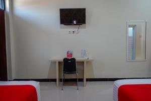TV a/nebo společenská místnost v ubytování RedDoorz Plus @ Jl Pemuda Pati