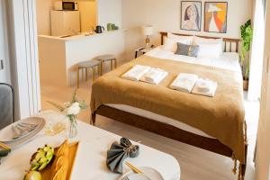 Postel nebo postele na pokoji v ubytování 谷町君 HOTEL 日本橋47