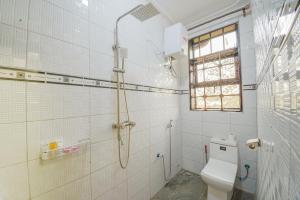 un baño con ducha y WC en Mlex Hotel, en Kampala