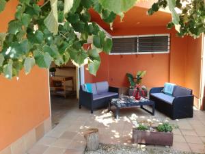 een patio met 2 stoelen en een tafel bij Casa Ferriols 2.0 in Peralada