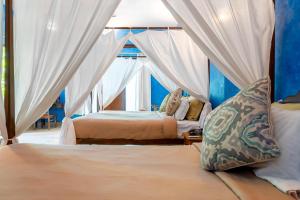 Ліжко або ліжка в номері juSTa Morjim Beach Resort Goa - 80 Steps from Morjim Beach