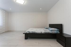 una camera da letto con un letto con cuscini blu di Квартира ЛАВИНА Room a Sumy