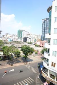 uma vista para uma cidade com uma rua com motocicletas em Loan Võ hostel em Cidade de Ho Chi Minh